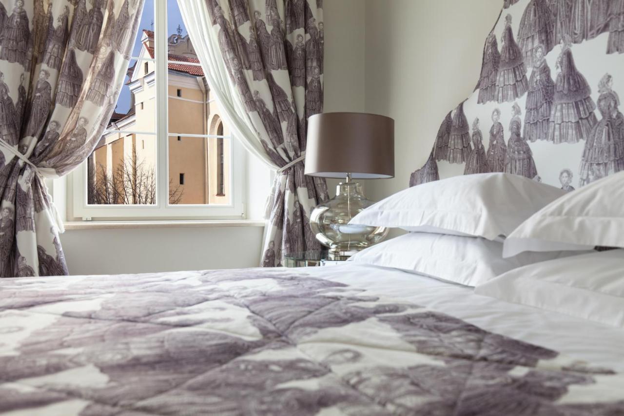 Narutis Hotel - Small Luxury Hotels Of The World Vilnius Luaran gambar A bedroom at the hotel