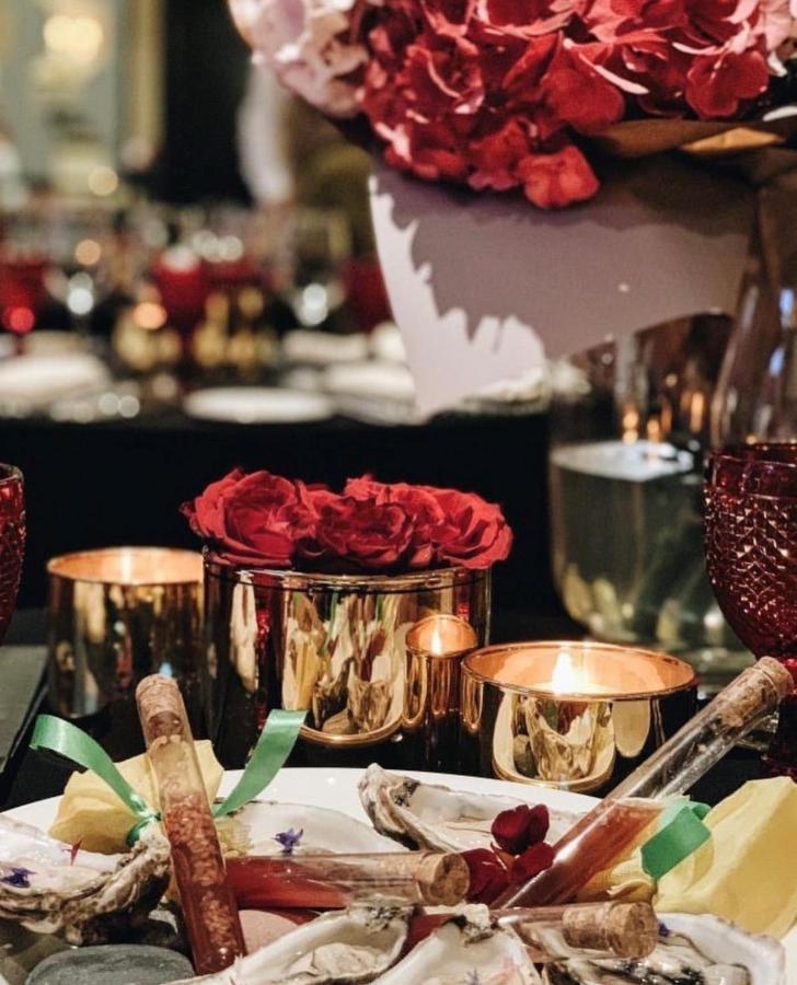 Narutis Hotel - Small Luxury Hotels Of The World Vilnius Luaran gambar A table decorated for Christmas