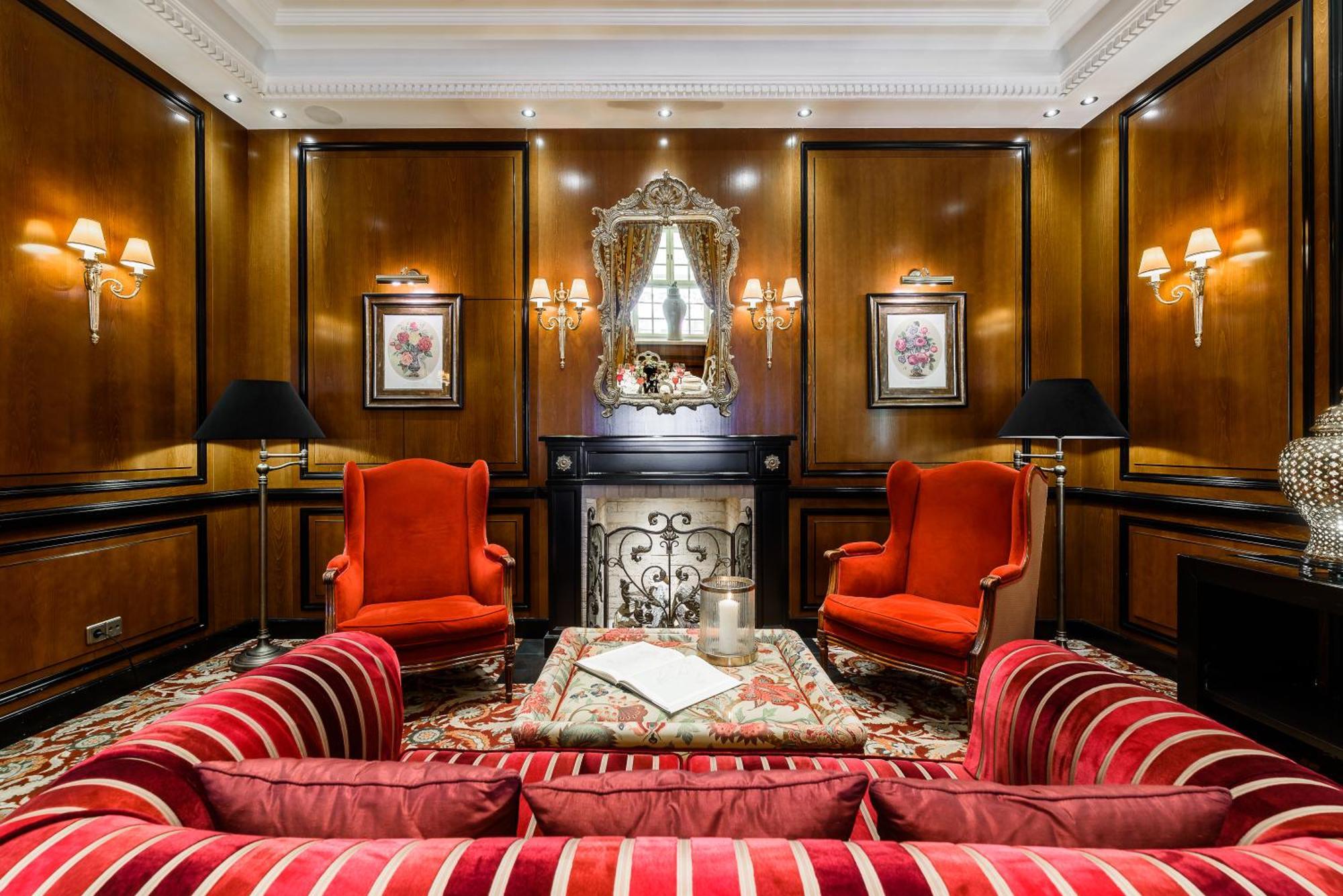 Narutis Hotel - Small Luxury Hotels Of The World Vilnius Luaran gambar The fireplace in the lobby