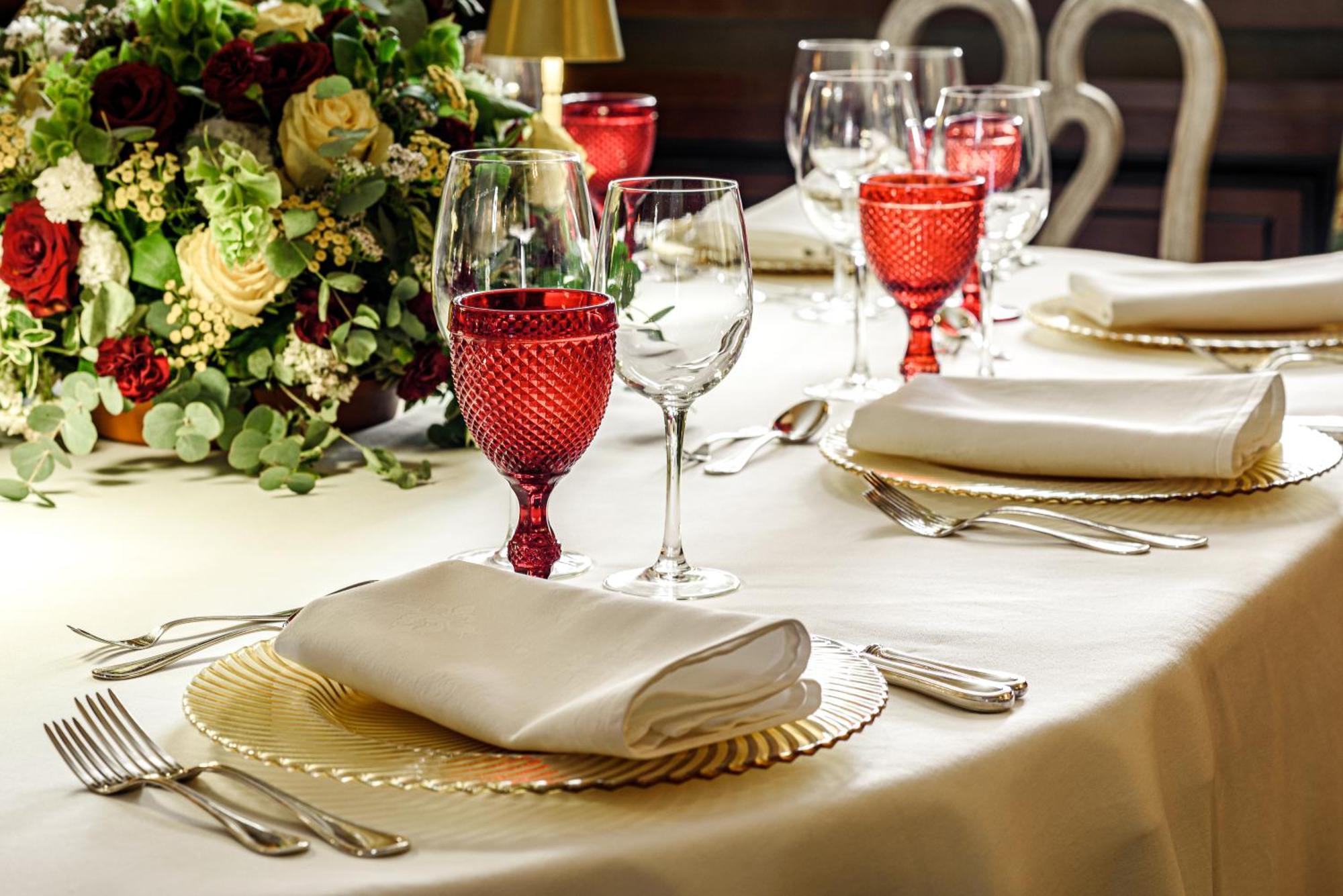 Narutis Hotel - Small Luxury Hotels Of The World Vilnius Luaran gambar A table set for a formal dinner