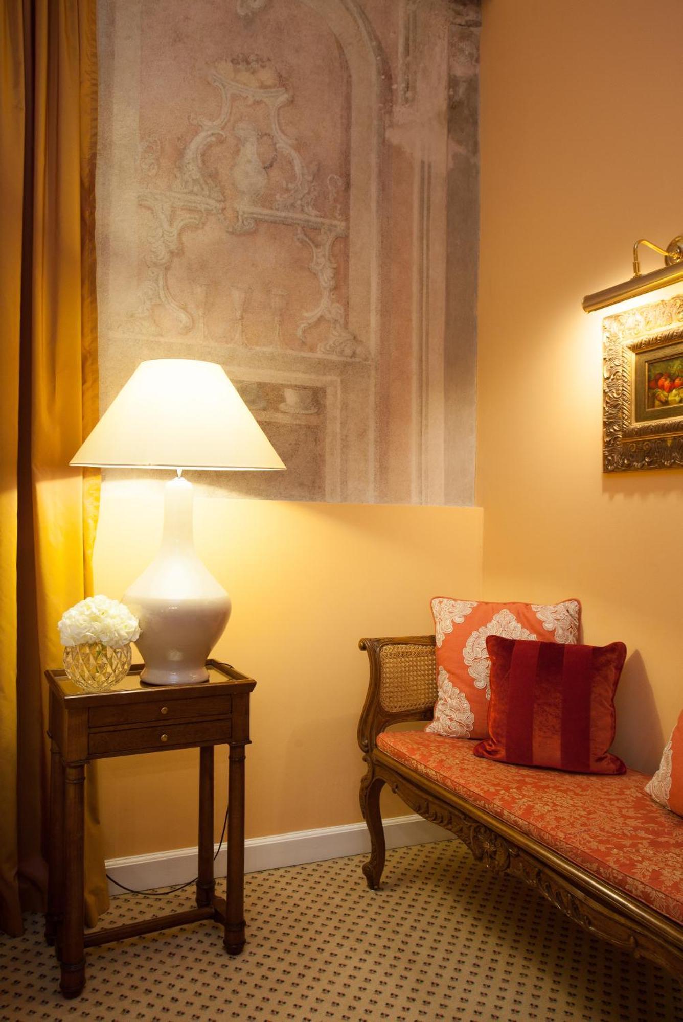 Narutis Hotel - Small Luxury Hotels Of The World Vilnius Bilik gambar A table lamp