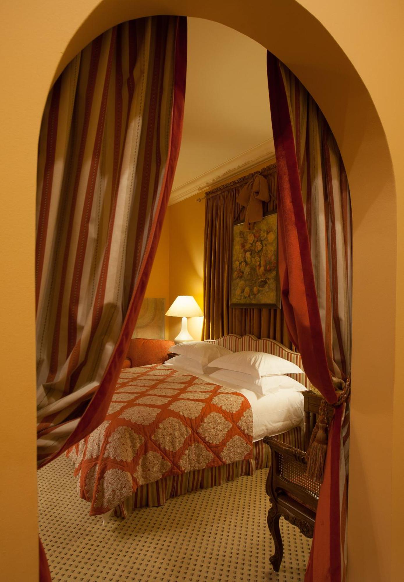 Narutis Hotel - Small Luxury Hotels Of The World Vilnius Bilik gambar A bed with a canopy