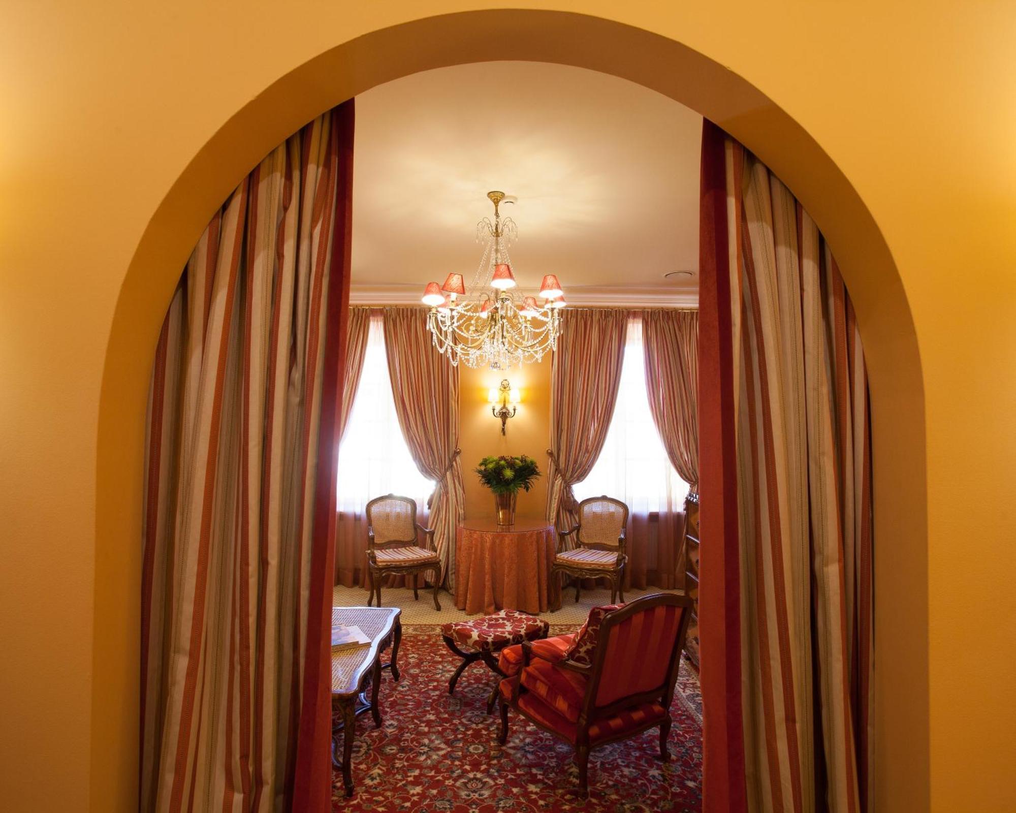 Narutis Hotel - Small Luxury Hotels Of The World Vilnius Bilik gambar Interior of the hotel