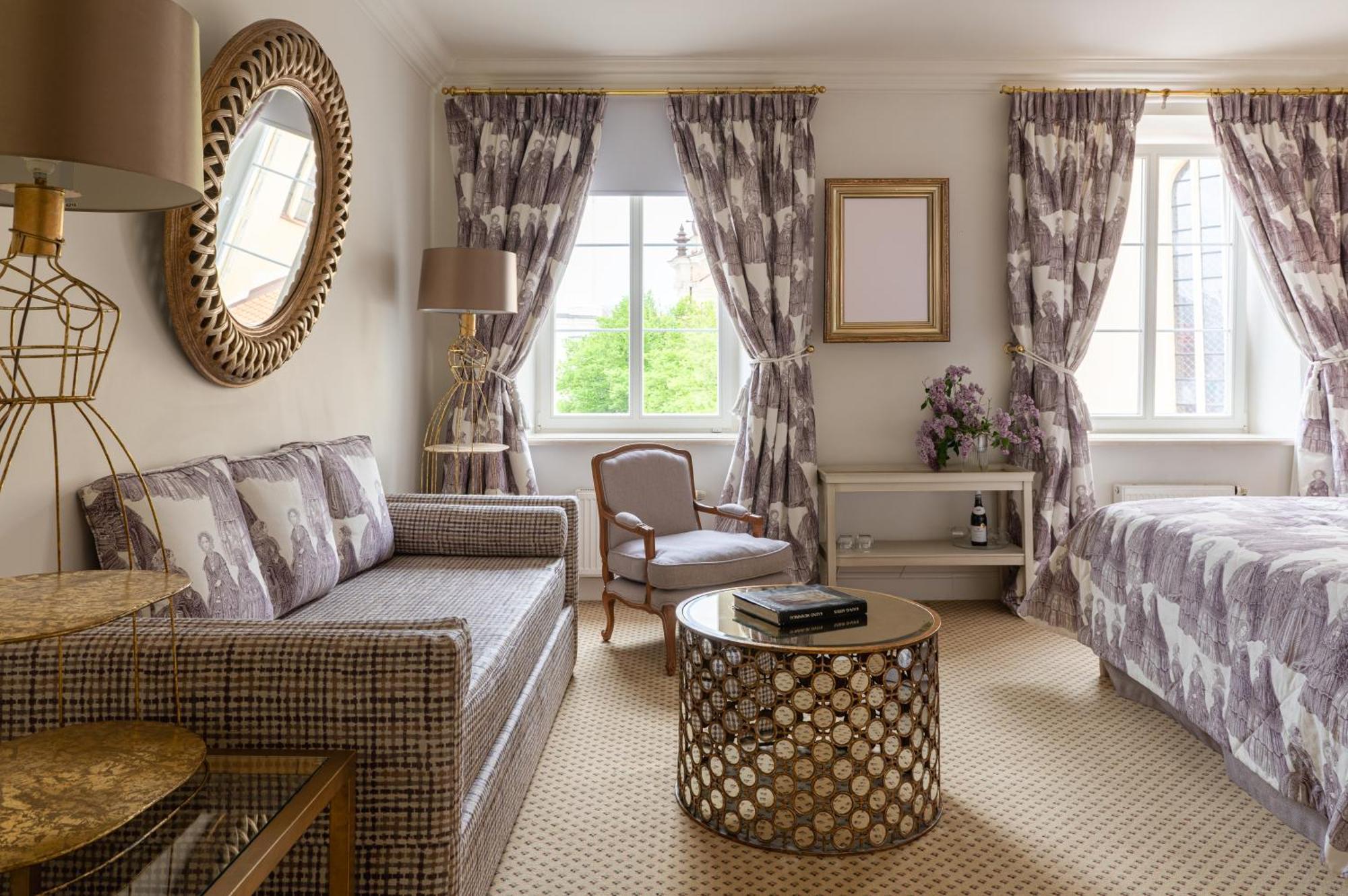 Narutis Hotel - Small Luxury Hotels Of The World Vilnius Luaran gambar A suite at the hotel