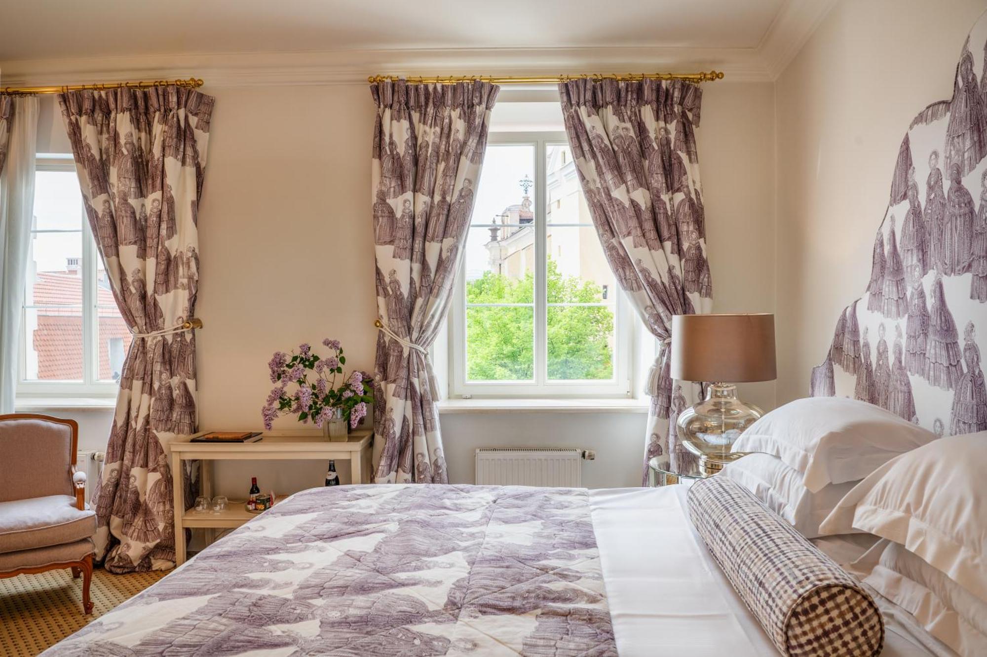 Narutis Hotel - Small Luxury Hotels Of The World Vilnius Luaran gambar A bedroom at the hotel