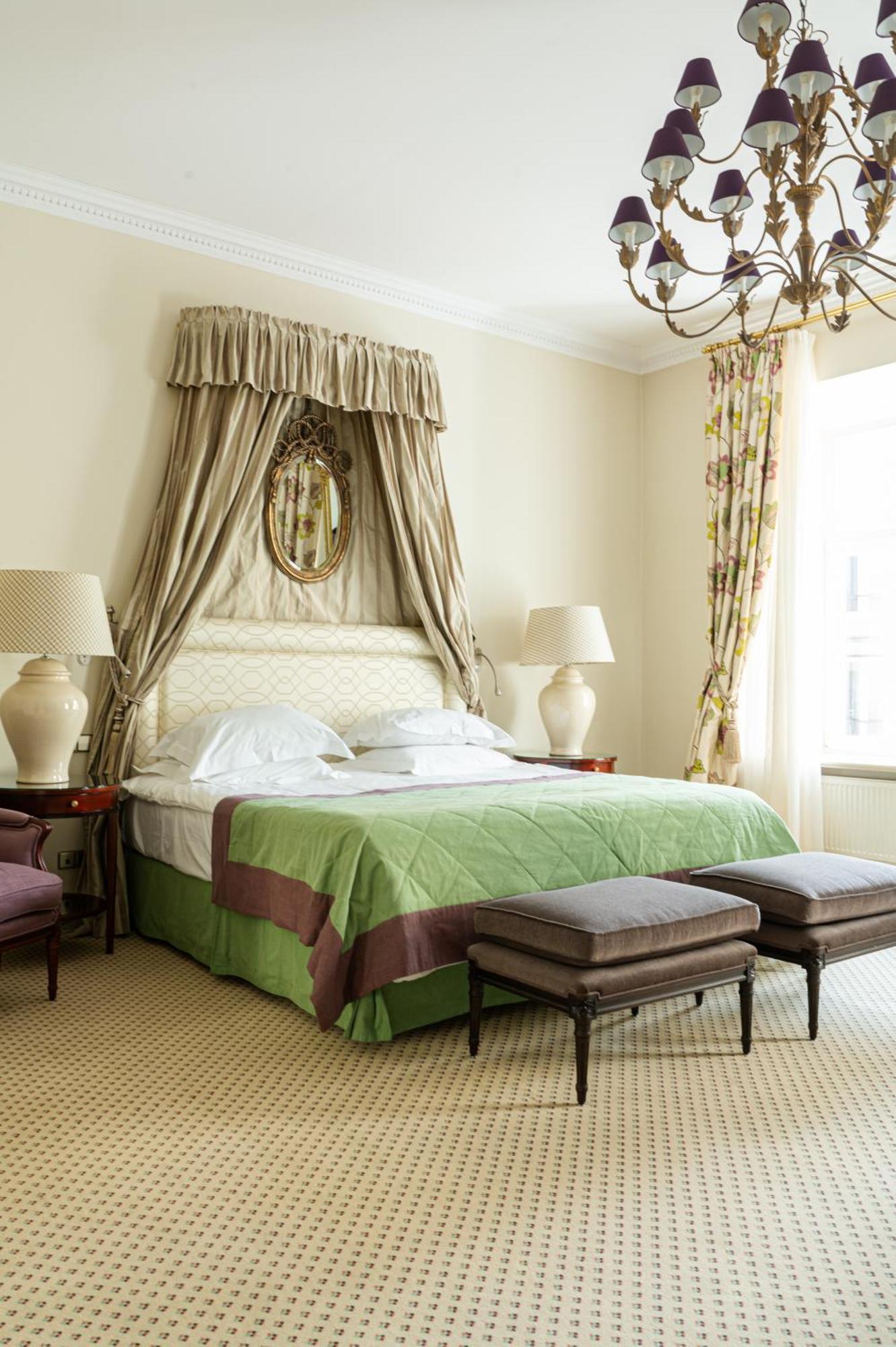 Narutis Hotel - Small Luxury Hotels Of The World Vilnius Luaran gambar A bed with a canopy