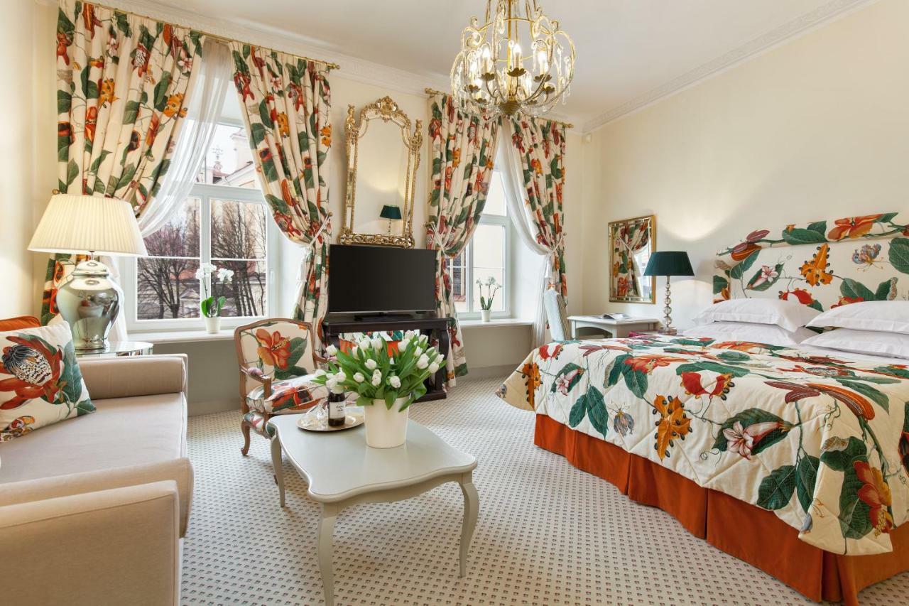 Narutis Hotel - Small Luxury Hotels Of The World Vilnius Luaran gambar A suite at the hotel